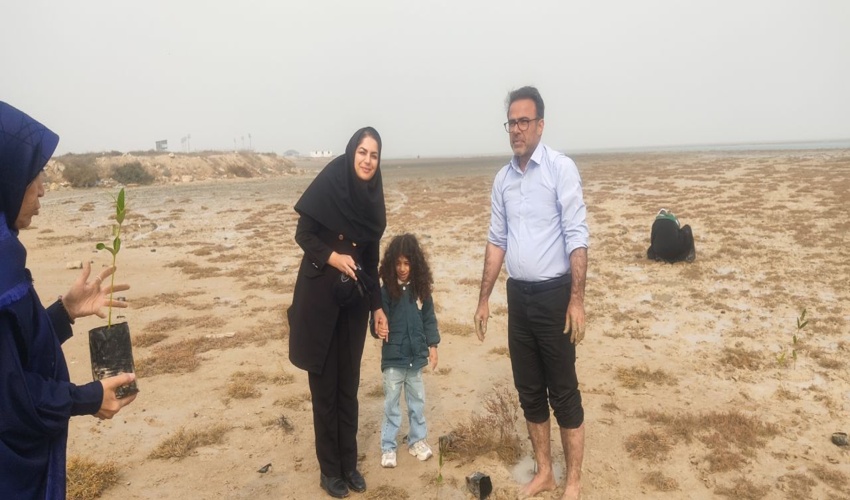 مدیران ادارات و دوستداران منابع طبیعی ومحیط زیست اسلام اباد غرب  در مراسم جنگلانه