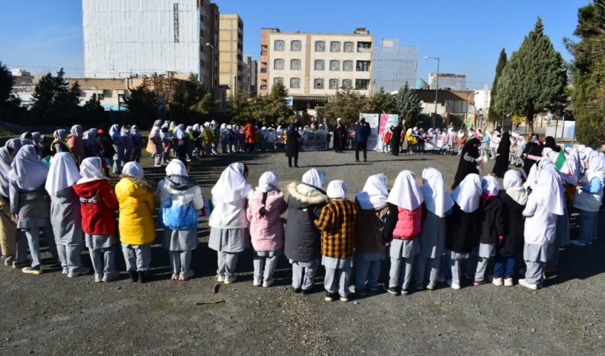 مشارکت دانش آموزان در کاشت نهال بیاد زنان وکودکان غزه