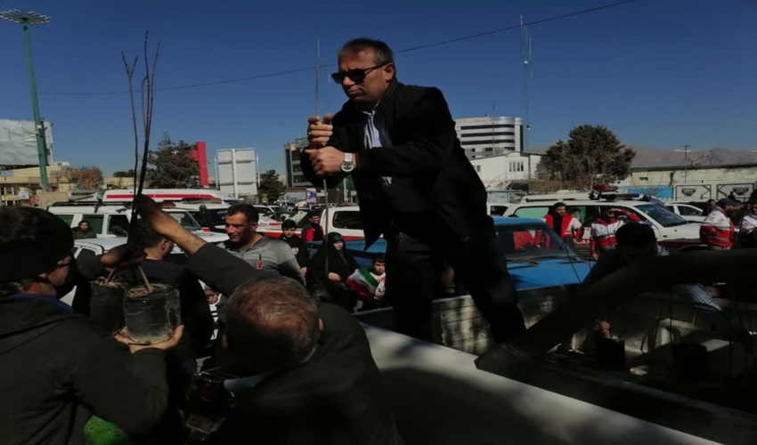 توزيع نهال در بین شرکت کنندگان  راهپیمایی پرشکوه ۲۲ بهمن