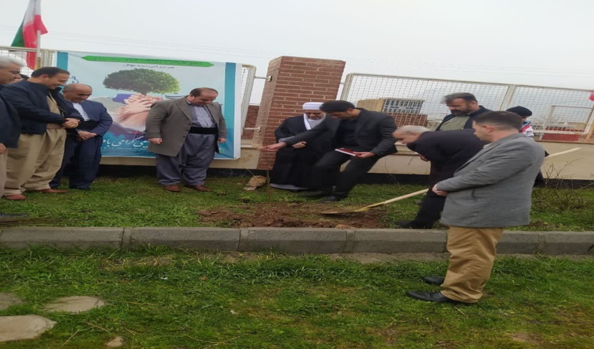   کاشت نهال به مناسبت آغاز هفته منابع طبیعی و روز درختکاری در محوطه دانشگاه آزاد اسلامی واحد روانسر 
