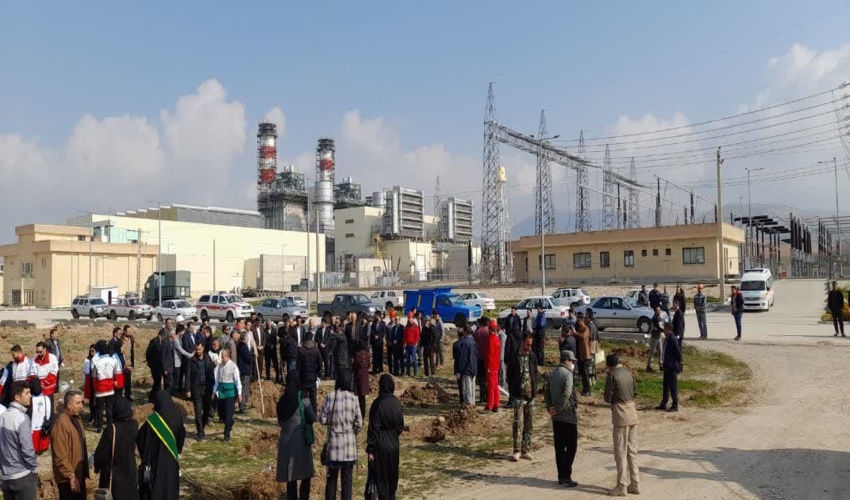 عملیات کاشت نهال  در نیروگاه فراب