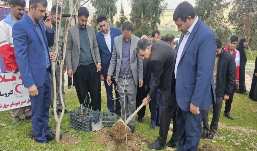 غرس نهال در روستای کفرو سلمان پشت تنگ ذهاب بمناسبت روز درختکاری