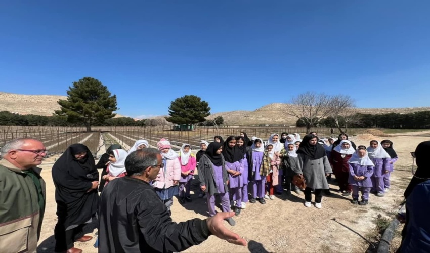 بازدید دبستان دخترانه گندم از نهالستان شهرستان در روز همیاران طبیعت و خانواده