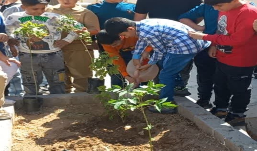 کاشت نهال توسط دانش آموزان کرمانشاهی در نخستین روز از بهار علم و دانش