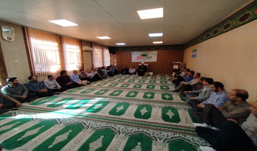 اهداء لوح تقدیر به نمازگزاران با هدف توسعه وترویج نماز 