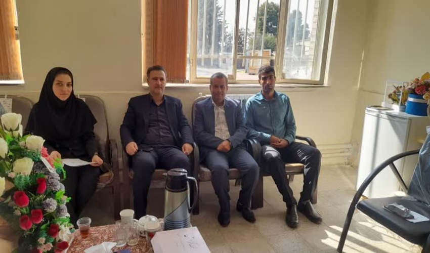 جلسه هم اندیشی میان اداره منابع طبیعی و آبخیزداری شهرستان صحنه و اداره آموزش و پرورش در راستای ترویج فرهنگ طبیعت دوستی و کاشت نهال