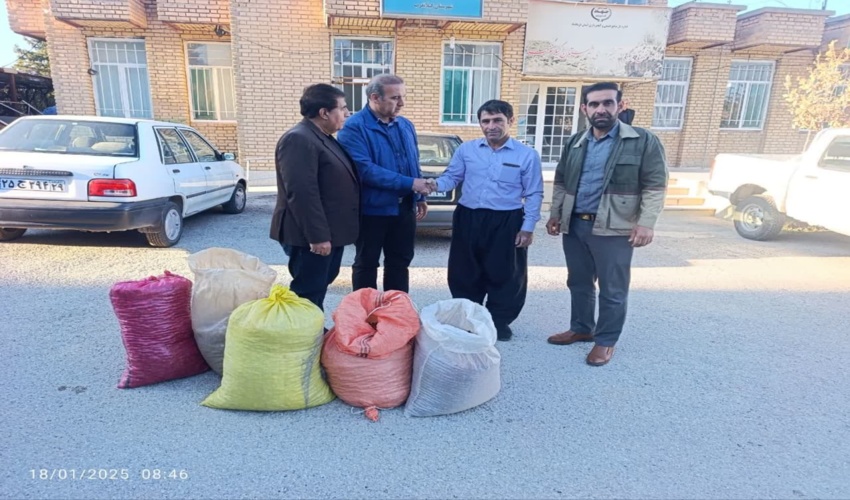   جمع آوری بذر توسط همیاران طبیعت و تحویل به اداره منابع طبیعی و آبخیزداری شهرستان گیلان غرب 