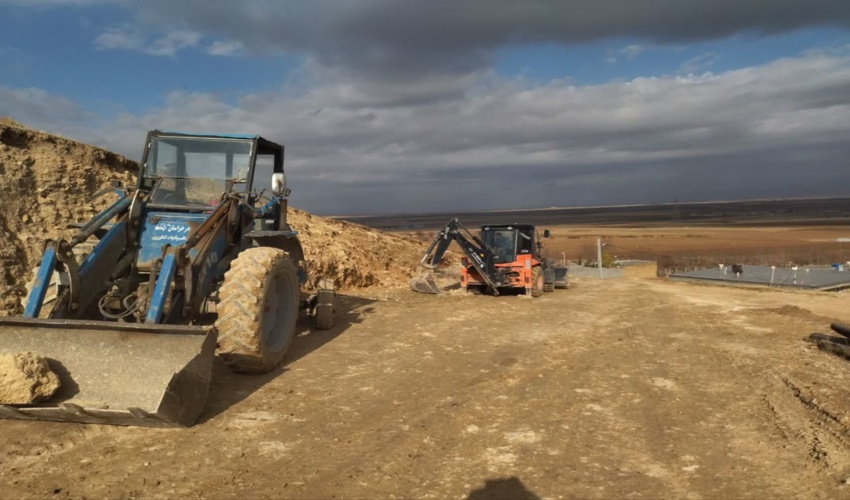 توقیف دو دستگاه بیل مکانیکی حین تخریب اراضی ملی ماهیدشت کرمانشاه