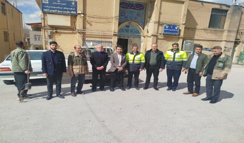 حضور مسئولان منابع طبیعی دالاهو در نماز جمعه و توزیع نهال رایگان