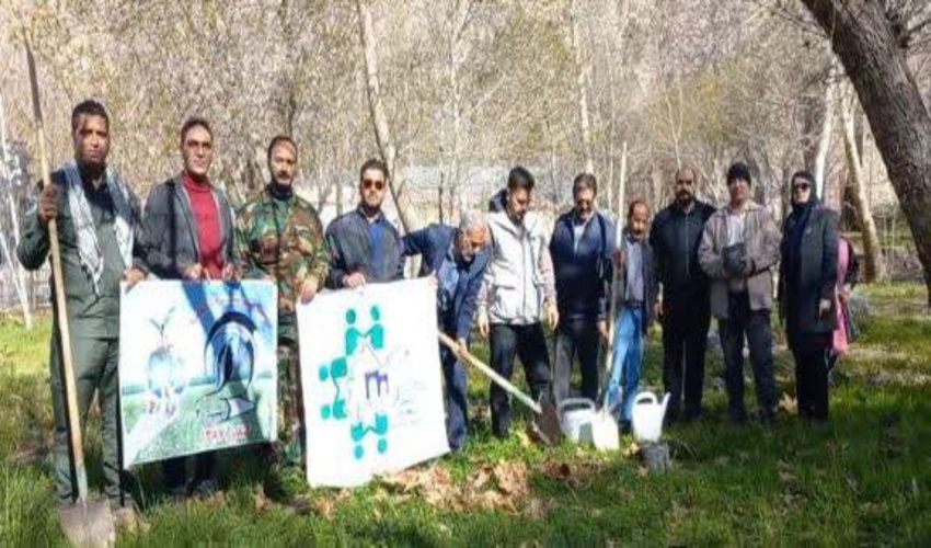 کاشت نهال ارغوان در سایه سار طاق بستان کرمانشاه