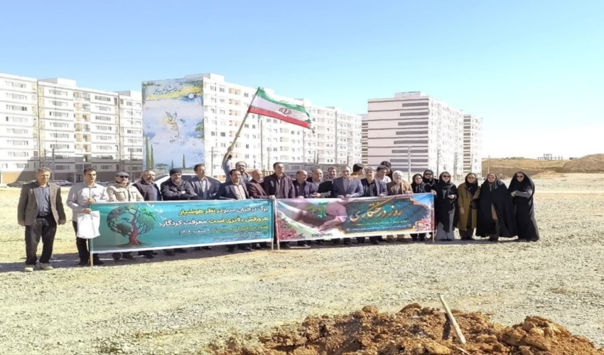 سرمایه های فرهنگی و هنری، پیشگامان احیای حیات سبز کرمانشاه غرس نهال به دست اصحاب خرد و قلم