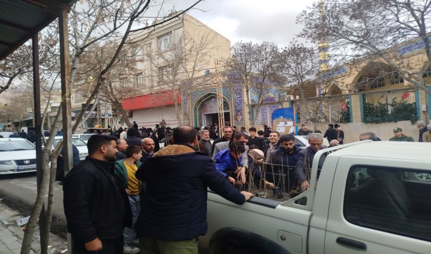 توزیع نهال میان نمازگزاران هرسینی در روز جهانی قدس