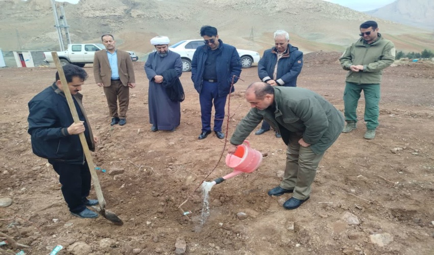 نهال مقاومت به یاد رهبر شهید انقلاب در پارک ریژلان هرسین کاشته شد.