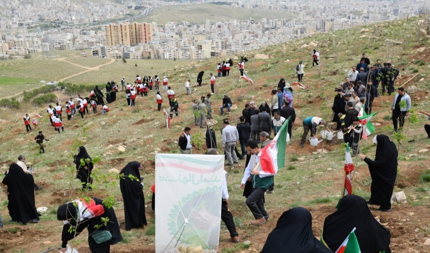 حضور چشمگیر کرمانشاهیان در پویش ملی «سرو ایران و کاشت نهال امید» به مناسبت روز ارتش، سالروز ولادت رهبر شهید و پیرو توصیه رهبر معظم انقلاب مبنی بر کاشت نهال امید