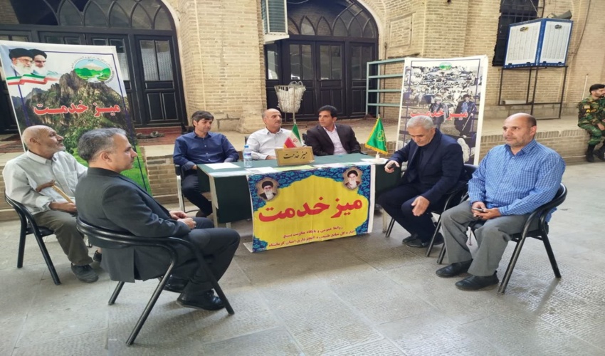 برپایی میز ارتباطات مردمی، حضور در نماز عبادی سیاسی جمعه و پاسخگویی به مطالبات مردمی توسط مدیر کل و مسئولان منابع طبیعی استان کرمانشاه به مناسبت هفته جهاد کشاورزی در مسجد جامع کرمانشاه